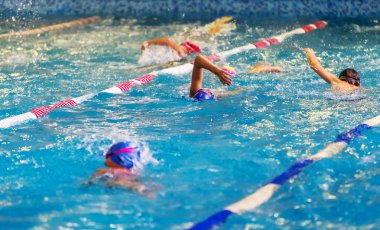 Odessa, Ukrayna - Cirka 2016: Çocuk, sporcular, yüzücüler yüzmek spor havuzu yüzme için parça boyunca. Spor yüzme havuzunda. Yaz Olimpiyat spor, sağlıklı yaşam, Çocuk spor