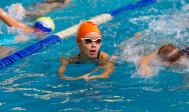 Odessa, Ukrayna - Cirka 2016: Çocuk, sporcular, yüzücüler yüzmek spor havuzu yüzme için parça boyunca. Spor yüzme havuzunda. Yaz Olimpiyat spor, sağlıklı yaşam, Çocuk spor