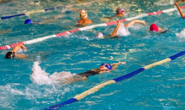 Odessa, Ukrayna - Cirka 2016: Çocuk, sporcular, yüzücüler yüzmek spor havuzu yüzme için parça boyunca. Spor yüzme havuzunda. Yaz Olimpiyat spor, sağlıklı yaşam, Çocuk spor