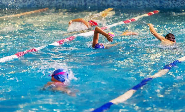 Odessa Oekraïne Cirka 2016 Kinderen Sporters Zwemmers Zwemmen Langs Sporen — Stockfoto
