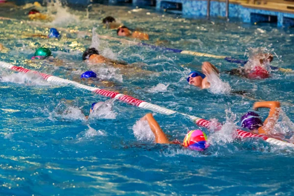 Odessa Ukraina Cirka 2016 Dzieci Sportowców Kąpieli Pływacy Wzdłuż Torów — Zdjęcie stockowe