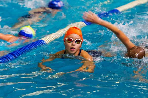 Odessa Ukraine Cirka 2016 Crianças Atletas Nadadores Nadam Longo Pistas — Fotografia de Stock