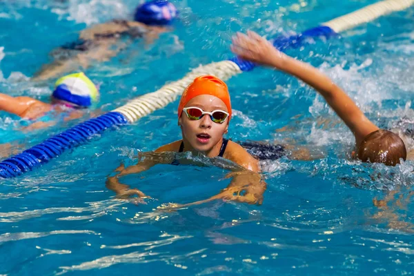 Odessa, Ukrayna - Cirka 2016: Çocuk, sporcular, yüzücüler yüzmek spor havuzu yüzme için parça boyunca. Spor yüzme havuzunda. Yaz Olimpiyat spor, sağlıklı yaşam, Çocuk spor