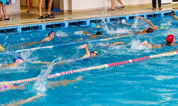Οδησσός Ουκρανία Cirka 2016 Παιδιά Αθλητές Κολυμβητές Κολυμπούν Κατά Μήκος — Φωτογραφία Αρχείου