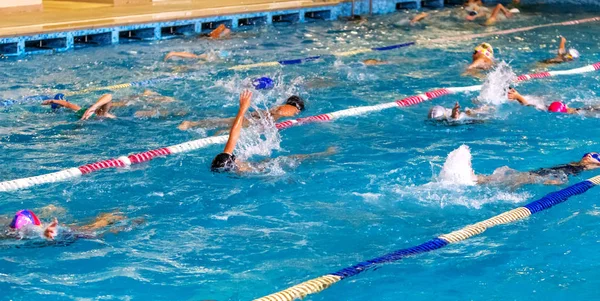 Odessa Ukraine Cirka 2016 Kinder Athleten Schwimmer Schwimmen Entlang Der — Stockfoto