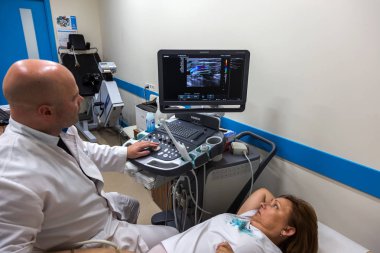 Odessa, Ukrayna - 29 Temmuz 2018: Kadın muayene damarların ultrason sensör modern teknoloji Kliniği üzerinde uğrar. Damarlar ve doppler incelenmesi monitör durumu
