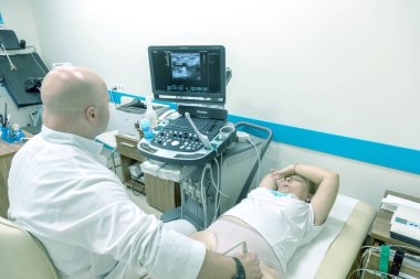 Odessa, Ukrayna - 29 Temmuz 2018: Kadın muayene damarların ultrason sensör modern teknoloji Kliniği üzerinde uğrar. Damarlar ve doppler incelenmesi monitör durumu