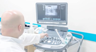 Ultrason muayene odasının tıbbi geçmişi Keskinliği Azaltma. Odak tıbbi geçmişi ultrason cihazları hastaların incelenmesi için tıbbi ofis. Hastalıkların tanısında ultrason