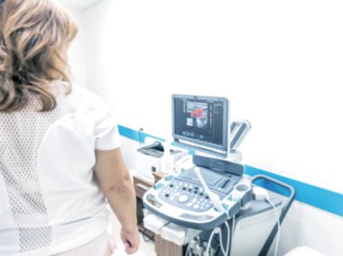 Ultrason muayene odasının tıbbi geçmişi Keskinliği Azaltma. Odak tıbbi geçmişi ultrason cihazları hastaların incelenmesi için tıbbi ofis. Hastalıkların tanısında ultrason