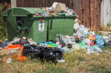 Odessa, Ukrayna - Cirka 2018: Yemek atıkları, teneke ve plastik şişe ve plastik torbalar çöp yığını bir kalabalık kapsayıcıdan dağınık olduğunu. Çöple dolu çöp konteyneri