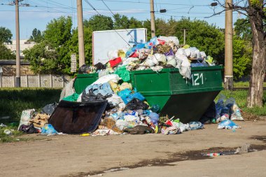 Odessa, Ukrayna - Cirka 2018: Yemek atıkları, teneke ve plastik şişe ve plastik torbalar çöp yığını bir kalabalık kapsayıcıdan dağınık olduğunu. Çöple dolu çöp konteyneri