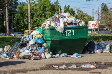 Odessa, Ukrayna - Cirka 2018: Yemek atıkları, teneke ve plastik şişe ve plastik torbalar çöp yığını bir kalabalık kapsayıcıdan dağınık olduğunu. Çöple dolu çöp konteyneri