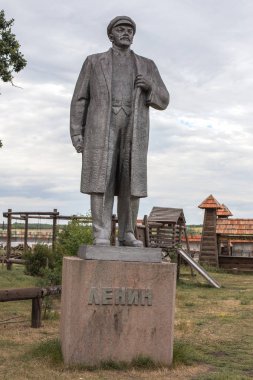 Nikolaev, Ukrayna - Cirka 2013: Vladimir Lenin - Ulyanov terkedilmiş Sovyet dönemi eserlerinden özel bir özel müze heykeli. Sovyetler Birliği Vladimir Lenin Nişanı komünist lider