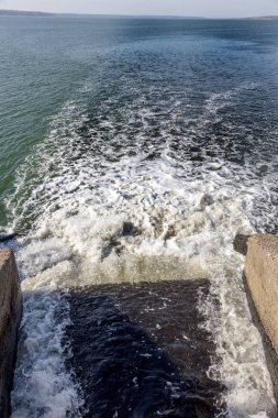 Belediye kanalizasyon atık su kirli açıkça deniz Haliç birleştirme. Atıksu arıtma tesisleri. Çevre kirliliğinin çevre sorunu.