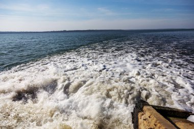 Belediye kanalizasyon atık su kirli açıkça deniz Haliç birleştirme. Atıksu arıtma tesisleri. Çevre kirliliğinin çevre sorunu.