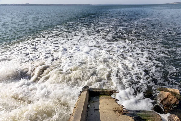Znečištěné Odpadní Vody Obecní Kanalizace Otevřeně Sloučit Ústí Mořského Čistírny — Stock fotografie