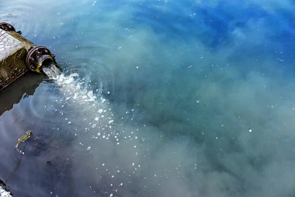 Грязные Пятна Масла Поверхности Воды Озера Загрязненные Результате Оттока Промышленных — стоковое фото