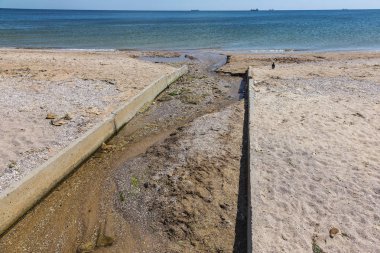 Kirli kanalizasyon ve küçük nehir ev çöpleri, sulama kanalı alg hızlı büyüme neden olur. Su kirliliği. Ekolojik sorun. Sorun plastik. Su kullanımı tehlikelidir, bu yasaktır