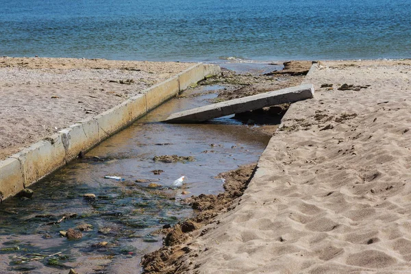 Schmutzwasser Und Hausmüll Kleinem Fluss Bewässerungskanal Verursacht Schnelles Algenwachstum Wasserverschmutzung — Stockfoto