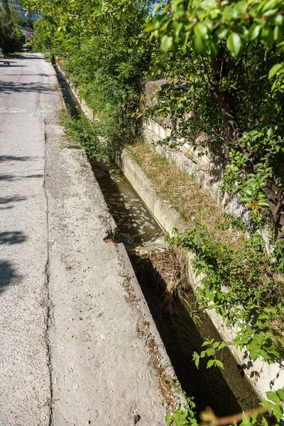 Schmutzwasser Das Aus Kaputten Pipelines Den Boden Gelangt Zement Abzuleiten — Stockfoto