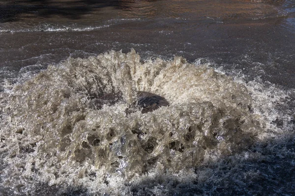 Water Flows Out Road Sewage Hatch 오물의 시스템 더러운 오수는 — 스톡 사진