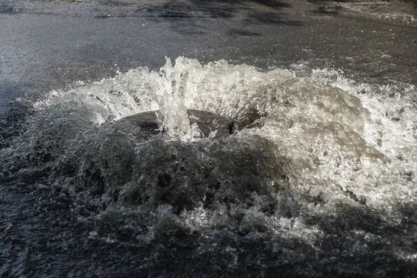 Víz Szennyvízcsatornából Folyik Szennyvízelvezető Szökőkút Szennyvízrendszer Balesete Piszkos Szennyvíz Folyik — Stock Fotó