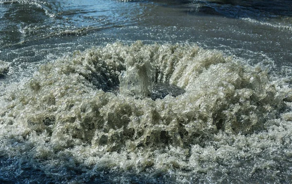 Víz Szennyvízcsatornából Folyik Szennyvízelvezető Szökőkút Szennyvízrendszer Balesete Piszkos Szennyvíz Folyik — Stock Fotó