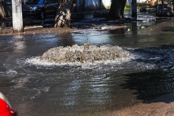 Yol Kanalizasyon Kapağından Akar Lağım Kanalizasyonu Kanalizasyon Sistemi Kazası Kirli — Stok fotoğraf