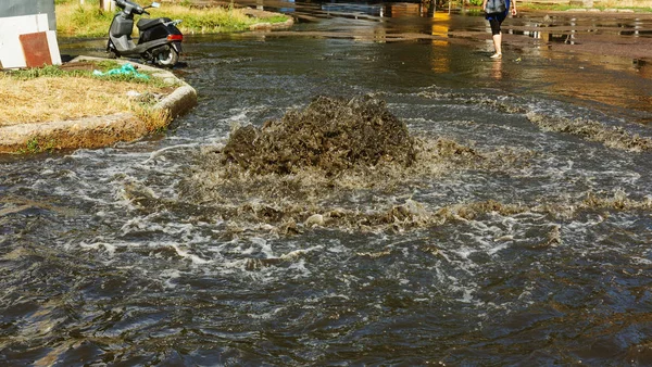 Woda Wypływa Luku Ściekowego Fontanna Kanalizacyjna Wypadek Systemu Kanalizacyjnego Brudna — Zdjęcie stockowe