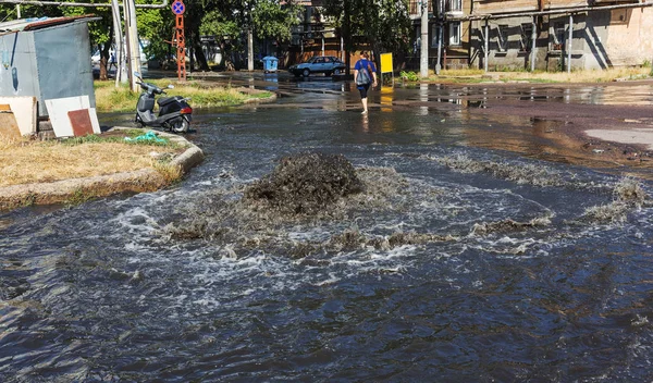 Вода Витікає Люка Дорожньої Каналізації Дренажний Фонтан Каналізації Нещасний Випадок — стокове фото