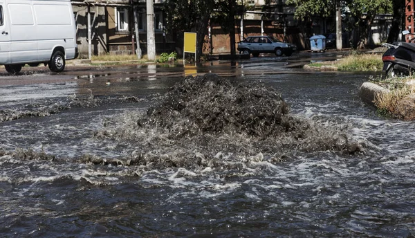 Sistema Esgotos Acidentais Água Flui Pela Estrada Partir Esgoto Acidente — Fotografia de Stock