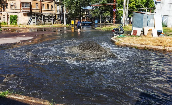 Unfallentwässerung Wasser Fließt Aus Dem Kanal Über Die Straße Unfall — Stockfoto