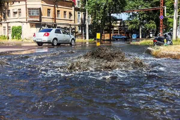 Sistema Alcantarillado Agua Fluye Sobre Carretera Desde Alcantarillado Accidente Alcantarillado —  Fotos de Stock