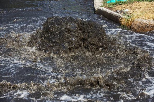 Reti Fognarie Accidentali Acqua Scorre Sulla Strada Dalle Fogne Incidente — Foto Stock