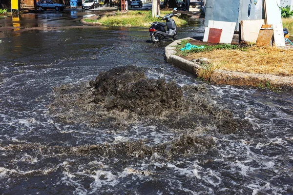 Sistema Alcantarillado Agua Fluye Sobre Carretera Desde Alcantarillado Accidente Alcantarillado —  Fotos de Stock