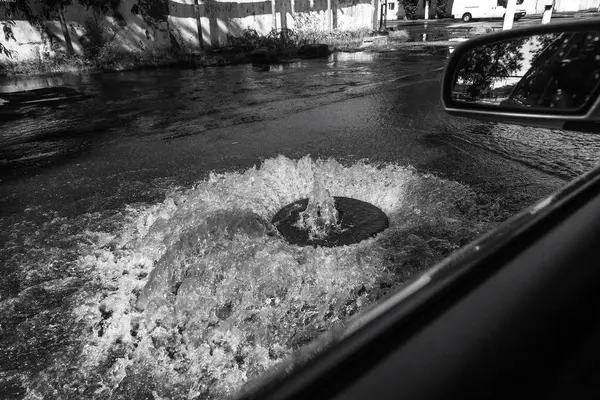 Água Sai Escotilha Esgoto Rodoviário Fonte Drenagem Esgoto Acidente Sistema — Fotografia de Stock