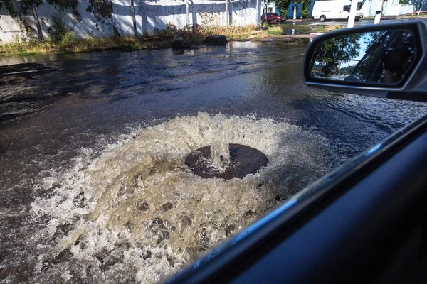 Het Water Stroomt Uit Het Riool Rioleringsfontein Van Rioolwater Ongeval — Stockfoto