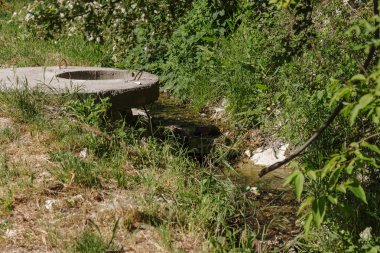 Kirli su, kanalizasyon atık borusu yoluyla donatısız bir plajda denize boşalttı. Kirliliği çevre, ekolojik felaket. Çevre kirliliğinin çevre sorunu