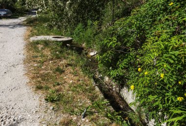 Kirli su, kanalizasyon atık borusu yoluyla donatısız bir plajda denize boşalttı. Kirliliği çevre, ekolojik felaket. Çevre kirliliğinin çevre sorunu