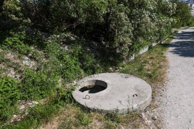 Kirli su, kanalizasyon atık borusu yoluyla donatısız bir plajda denize boşalttı. Kirliliği çevre, ekolojik felaket. Çevre kirliliğinin çevre sorunu