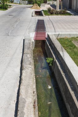 Kirli su, kanalizasyon atık borusu yoluyla donatısız bir plajda denize boşalttı. Kirliliği çevre, ekolojik felaket. Çevre kirliliğinin çevre sorunu