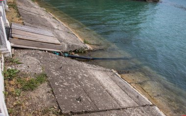 Kirli su, kanalizasyon atık borusu yoluyla donatısız bir plajda denize boşalttı. Kirliliği çevre, ekolojik felaket. Çevre sorunu