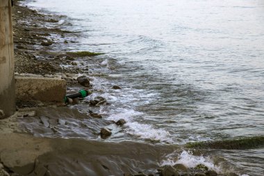 Kirli su, kanalizasyon atık borusu yoluyla donatısız bir plajda denize boşalttı. Kirliliği çevre, ekolojik felaket. Çevre sorunu