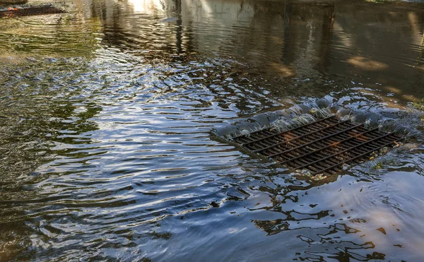 Fluxul Apă Timpul Ploilor Abundente Înfundarea Apelor Uzate Stradale Fluxul — Fotografie, imagine de stoc