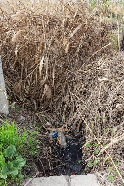 Las Aguas Residuales Sucias Basura Doméstica Río Pequeño Canal Riego — Foto de Stock