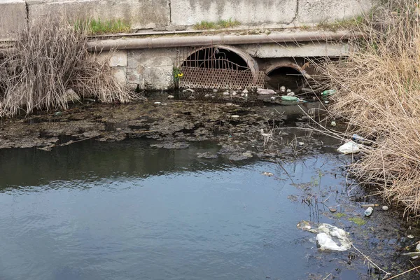 Schmutzwasser Und Hausmüll Kleinem Fluss Bewässerungskanal Verursacht Schnelles Algenwachstum Wasserverschmutzung — Stockfoto
