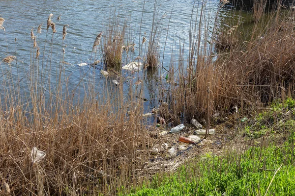 Las Aguas Residuales Sucias Basura Doméstica Río Pequeño Canal Riego — Foto de Stock