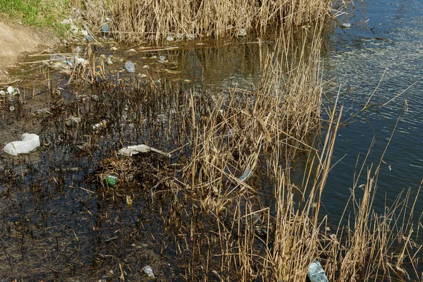 Las Aguas Residuales Sucias Basura Doméstica Río Pequeño Canal Riego — Foto de Stock