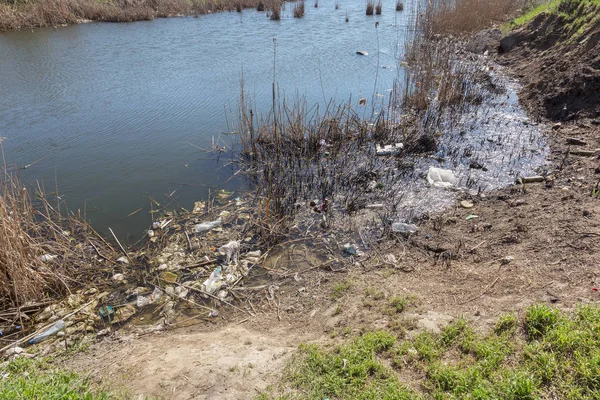 Las Aguas Residuales Sucias Basura Doméstica Río Pequeño Canal Riego — Foto de Stock