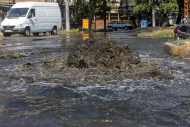 Odessa, Ukrayna -3 Temmuz 2018: yağmur fırtına tarafından neden olduğu sel sırasında su dolu bir yolda araba sürmek. Arabalar sokaklarda sel su üzerinde yüzer. Sıçramak üstünde belgili tanımlık makine. Büyük bir su birikintisi olan sular altında şehir yol